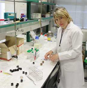 La investigadora del Instituto de Ciencia de Materiales de Sevilla Nuria Núñez, en el laboratorio