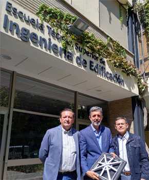 David Marín García; Juan José Moyano Campos y Fernando Rico Delgado, autores de la patente con un prototipo de la tapa.