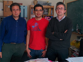 En la foto, de izquierda a derecha, los físicos Enrique Ruiz Arriola, Rodrigo Navarro Pérez y José Enrique Amaro Soriano en su despacho de la UGR.