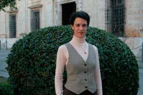 La Dra. Clara Bejarano en los jardines del Rectorado.