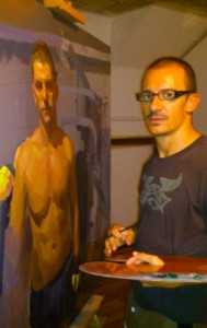 El artista David Serrano junto a una de sus obras.