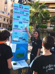 Participantes en la feria explican uno de los experimentos, esta mañana, en Algeciras.