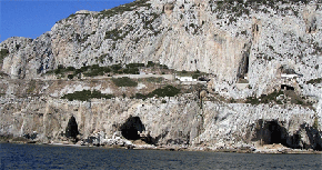 Costa de Gibraltar, donde se aprecian las cuevas estudiadas, como la de Gorham's. / Joaquín Rodríguez-Vidal