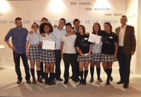 Estudiantes del Colegio Calderón de la Barca (Sevilla) ganadores del premio en la categoría secundaria