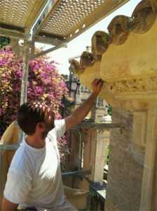 Juan Martín, restaurador, trabaja sobre la fachada