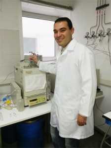 El investigador Leandro Marques Correia estudia una muestra de biocombustible por cromatografía de gases