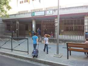 Dos niños se desplazan andando a su colegio.