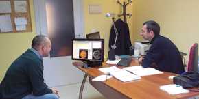 Los investigadores de la Universidad de Huelva Diego Marín y Manuel E. Gegúndez durante el análisis.