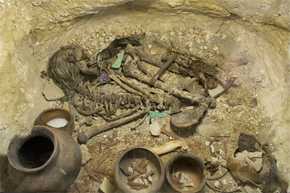 El hombre de Galera (Granada), una de las momias mejor conservadas de Europa con una antigüedad de 3.500 años. Junto a los huesos, aparece un puñal, una azuela, anillos, un brazalete y fragmentos de oveja y cordero. / UGR/Parque de las Ciencias de Granada