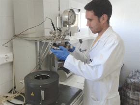 Uno de los miembros del grupo de investigación realizando pruebas en laboratorio. 