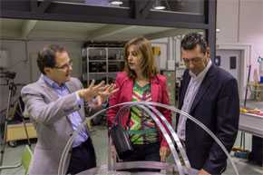 2.Los investigadores de la UGR Antonio Peña, Mª Carmen Aguilar y Antonio Hurtado en el laboratorio. 