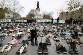 Más de 10.000 zapatos, incluidos unos enviados por el papa Francisco, cubrieron una parte de la Plaza de la República de París para simbolizar la ausencia de las manifestaciones por la COP21 a causa de la amenaza terrorista. / EFE/Ian Langsdon