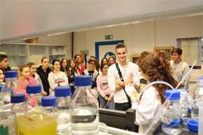 Los estudiantes en el taller de proteómica a cargo de la investigadora Laura Tomás.