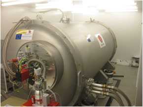 El tanque de vacío que alberga el canal infrarrojo de CARMENES, desarrollado en el Instituto de Astrofísica de Andalucía (IAA-CSIC).Fuente: consorcio CARMENES.