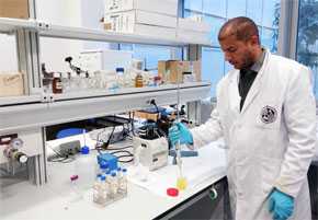 Investigador realiza ensayos en el laboratorio