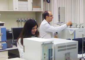 El investigador, José Manuel, Moreno Rojas, rodeado de equipos de análisis.