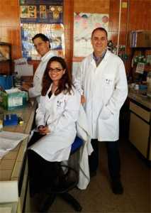 Investigadores del departamento de Microbiología. De izquierda a derecha: Carmen Vida, Antonio de Vicente y Francisco M. Cazorla. 