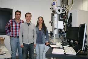Juan L.Ribas, Veit Goder y Leticia Lemus en el SGI de Microscopía del CITIUS