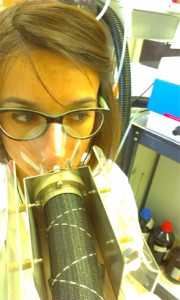 La investigadora, Emma Cantos-Villar, durante las pruebas de olor. 
