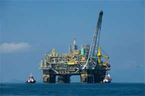 Plataforma petrolífera (el mantenimiento de estas plataformas son una de las aplicaciones de las comunicaciones submarinas) / Wikipedia