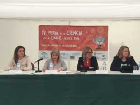 De izquierda a derecha, la representante de la Fecyt Mercedes Escribano; la alcaldesa de Jerez, María del Carmen Sánchez Díaz; la consejera de Educación, Adelaida de la Calle, y la directora de la Fundación Descubre, Teresa Cruz, en la inauguración.