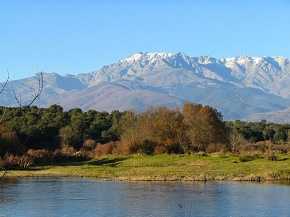 Río Tíetar con la Sierra de Gredos al fondo. / Wikimedia