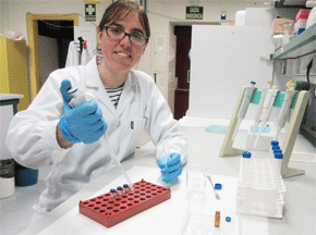 Noelia López-Gutiérrez en el laboratorio. 