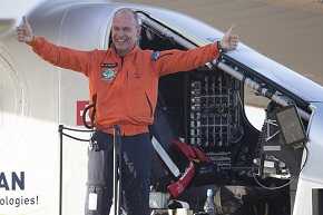 El piloto suizo Bertrand Piccard, tras aterrizar en el aeropuerto de Sevilla / Fuente: EFE
