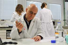 José Juan Gaforio, trabajando en el laboratorio.