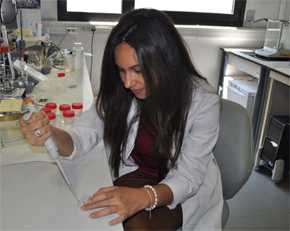 La investigadora de la Universidad de Sevilla María Ramos Payán, una de las autoras del estudio, en el laboratorio