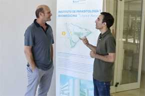 Los investigadores Javier Martín (izquierda) y David Carmona (derecha), en la puerta del Instituto de Parasitología y Biomedicina ‘López-Neyra’ (IPBLN), de Granada
