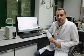 El profesor Rafael Madueño, del Departamento de Química Física y Termodinámica Aplicada, en su laboratorio   