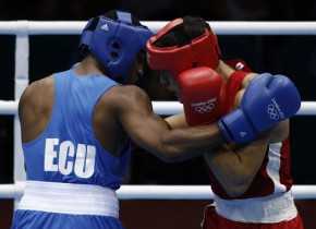La supresión del casco en Río 2016 solo se aplicará en los hombres. En la foto, combate entre el ecuatoriano Carlos Góngora Mercado (azul) y el kazajo Adilbek Niyazymbeto. Imagen: EFE