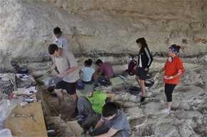 Los investigadores durante la última campaña de excavación en el yacimiento de Barranco León, en Orce (Granada). UGR