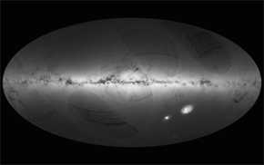 Mapa de estrellas de la Vía Láctea basado en el primer año de observaciones del satélite Gaia de la ESA. En él se muestra la densidad de estrellas observadas por Gaia en cada porción del cielo. Las regiones más brillantes indican las concentraciones más densas, mientras que las zonas oscuras corresponden a los parches de cielo donde se observan menos estrellas.