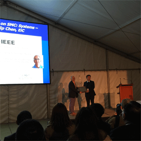El catedrático de la Universidad de Granada Enrique Herrera-Viedma recoge el premio al mejor artículo científico en el Congreso SMC2016 celebrado en Budapest (Hungría).