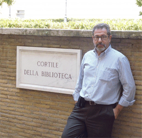 El profesor de la US José Solís en el patio de la Biblioteca del Vaticano