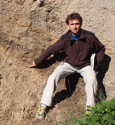 El investigador de la UGR Francisco Javier Rodríguez Tovar en el límite K/Pg de El Kef (Túnez).