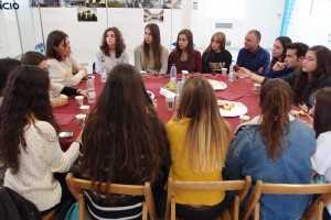 Alumnos y alumnas en uno de los Cafés con Ciencia celebrados en Granada.
