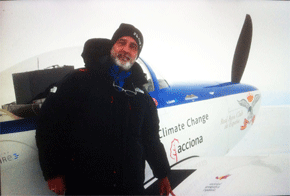 El piloto Miguel Ángel Gordillo el primero en sobrevolar la Antártida sin parada durante más de 20,5 horas, junto al avión RV8 con el que ha completado su hazaña.