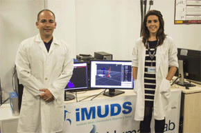Los investigadores de la UGR José María Heredia Jiménez y Eva Orantes González, autores de este trabajo, en el Laboratorio de Biomecánica del iMUDS. (FOTO: Desiré Maya).