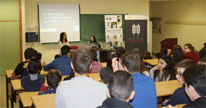 La nutricionista Ángela Hernández Ruiz y la historiadora Victoria Peña Romo debaten con los estudiantes: