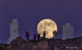 Superluna vista el 10 de agosto de 2014 desde el Observatorio del Teide. / Daniel López/IAC