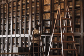 Los investigadores de la Universidad de Granada han diseñado la primera herramienta científica que permite averiguar la rentabilidad y eficiencia de una biblioteca. En la imagen, la biblioteca del Hospital Real de la UGR (FOTO: HELENA GORLAT – IWUANAMENTE).