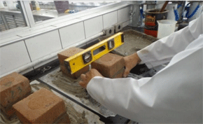 Proceso de medición y montaje de los ladrillos con el material reciclado