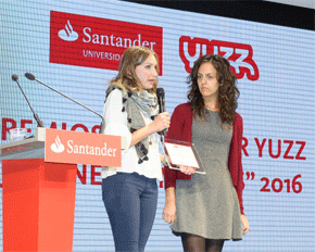 Matilde Durán (de blanco) y Sofía Mendes en la entrega de los Premios Yuzz 2016