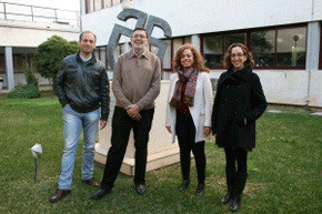 La investigadora María del Mar Martínez (de blanco) junto a los autores del estudio