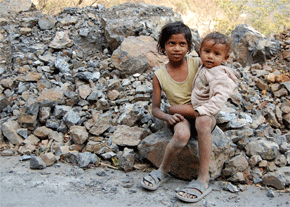 Un niño y un bebé en una carretera cerca de Rishikesh (India).