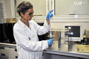 Carmen Torres, durante su tarea en el laboratorio. Foto: C.M.