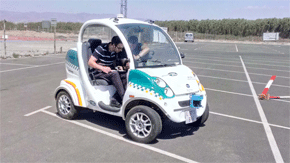 Los investigadores José Luis Blanco y José Luis Torres en el prototipo de vehículo eléctrico autónomo desarrollado en la Universidad de Almería.
